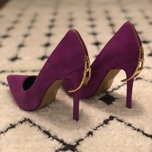 Purple pump with gold zipper accent • size 6